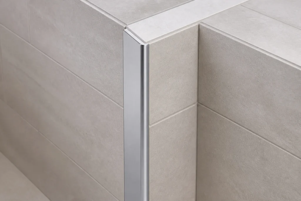 Finition de carrelage moderne avec baguette aluminium